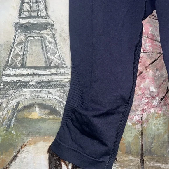 Lululemon In The Flow Crop II Heathered Grayish Purple Capri Scrunch Pants sz 8 - Picture 4 of 12